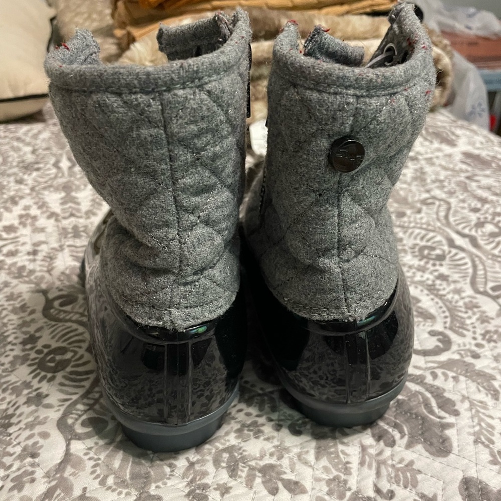 Rain boots…like new condition. Worn a few times, no scuff marks or scratches.
